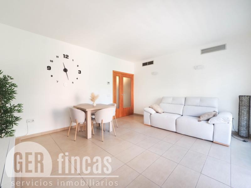 Dúplex de 104 m² con dos terrazas y piscina comunitaria en Torre-sana · Salón