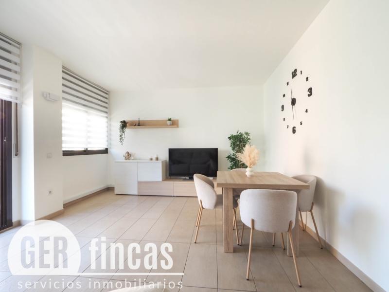 Dúplex de 104 m² con dos terrazas y piscina comunitaria en Torre-sana · Comedor