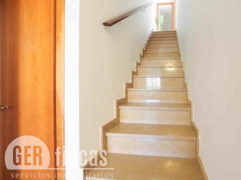 Dúplex de 104 m² con dos terrazas y piscina comunitaria en Torre-sana · Escalera
