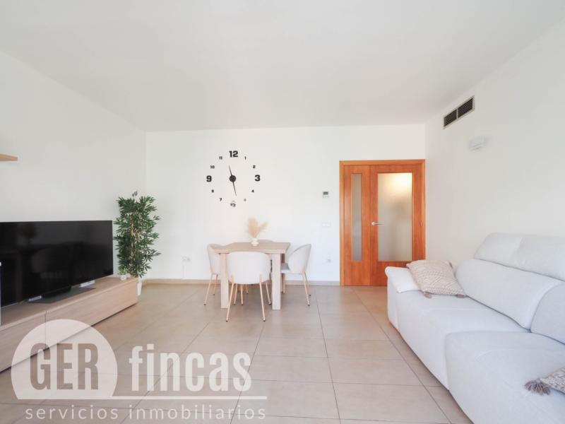 Dúplex de 104 m² con dos terrazas y piscina comunitaria en Torre-sana · Comedor