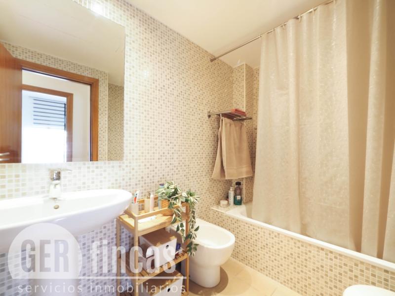 Dúplex de 104 m² con dos terrazas y piscina comunitaria en Torre-sana · Baño