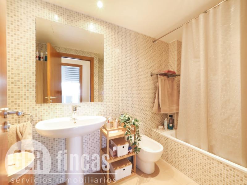 Dúplex de 104 m² con dos terrazas y piscina comunitaria en Torre-sana · Baño