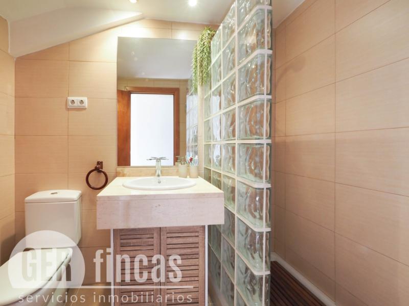 Dúplex de 104 m² con dos terrazas y piscina comunitaria en Torre-sana · Baño