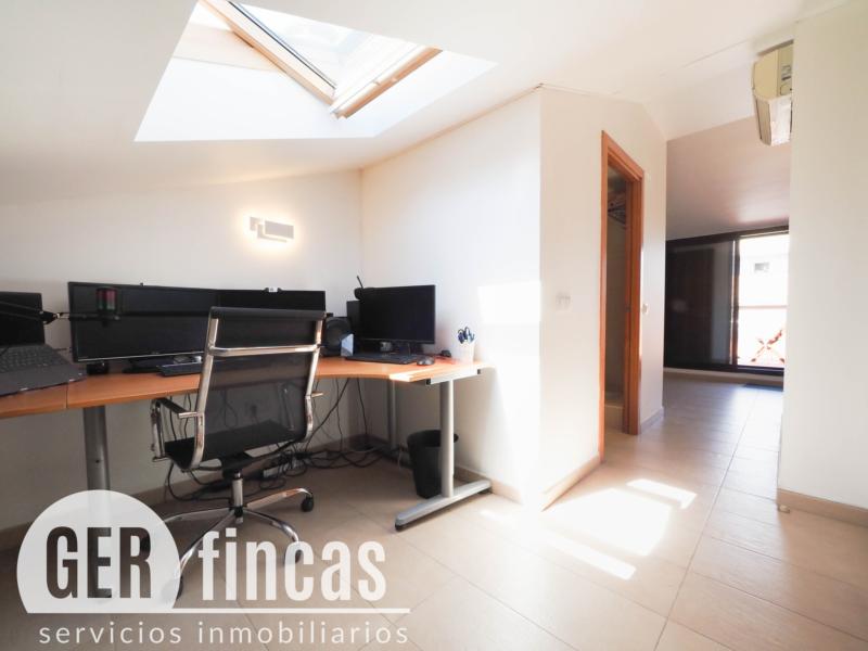 Dúplex de 104 m² con dos terrazas y piscina comunitaria en Torre-sana · Despacho