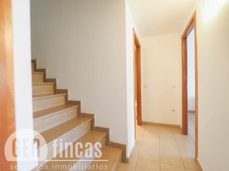 Dúplex de 104 m² con dos terrazas y piscina comunitaria en Torre-sana · Escalera