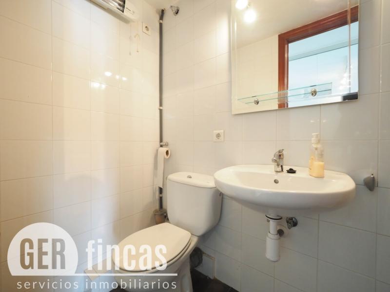Local reformado · Luz y escaparate · Baño