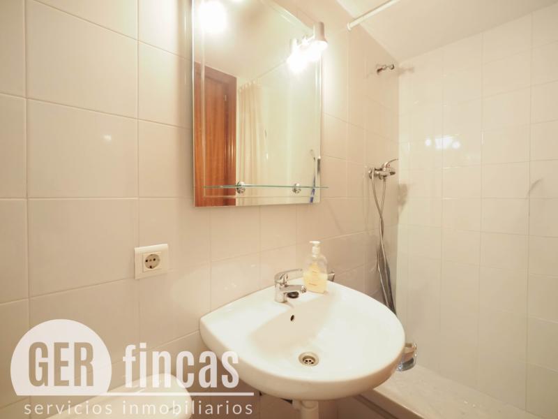 Local reformado · Luz y escaparate · Baño