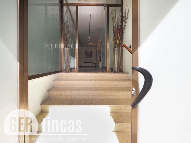 Local reformado · Luz y escaparate · Escalera