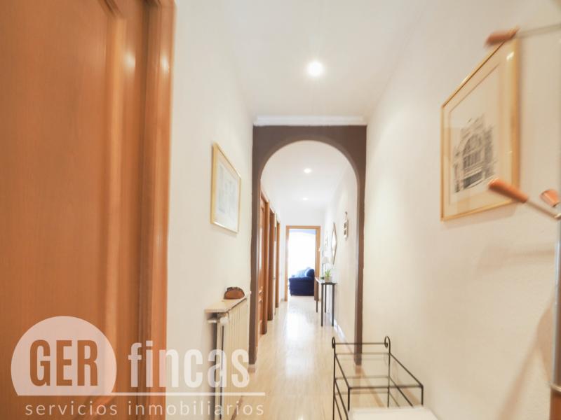 Casa reformada en Ca n’Aurell con patio soleado y terraza · Pasillo