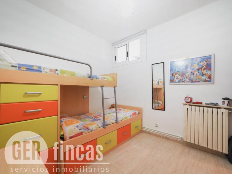 Casa reformada en Ca n’Aurell con patio soleado y terraza · Dormitorio