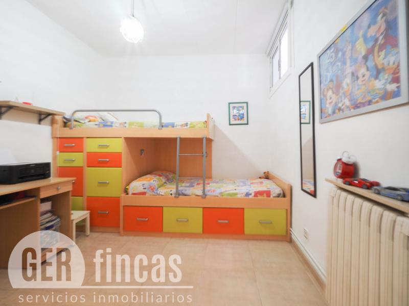 Casa reformada en Ca n’Aurell con patio soleado y terraza · Dormitorio