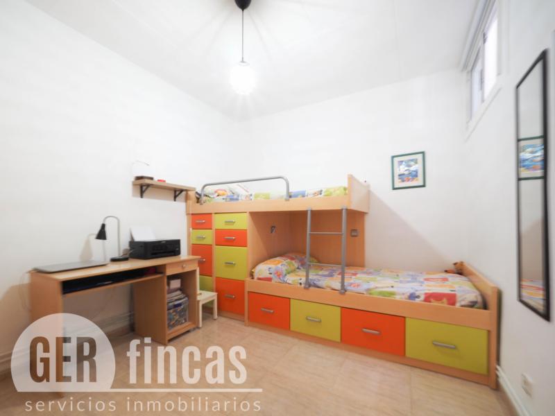 Casa reformada en Ca n’Aurell con patio soleado y terraza · Dormitorio