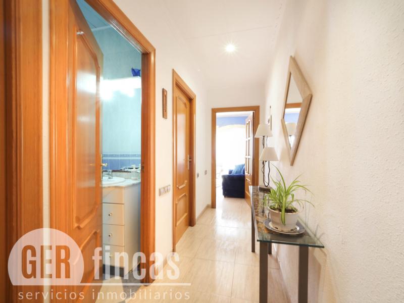 Casa reformada en Ca n’Aurell con patio soleado y terraza · Pasillo