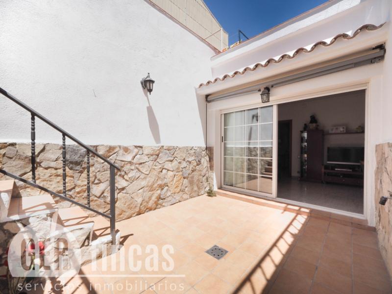 Casa reformada en Ca n’Aurell con patio soleado y terraza · Patio