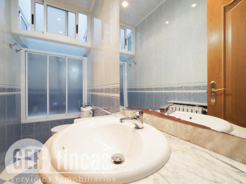 Casa reformada en Ca n’Aurell con patio soleado y terraza · Baño