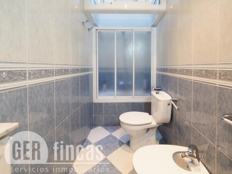 Casa reformada en Ca n’Aurell con patio soleado y terraza · Baño