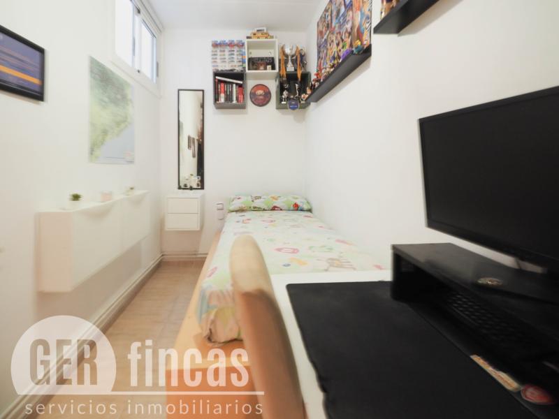 Casa reformada en Ca n’Aurell con patio soleado y terraza · Dormitorio