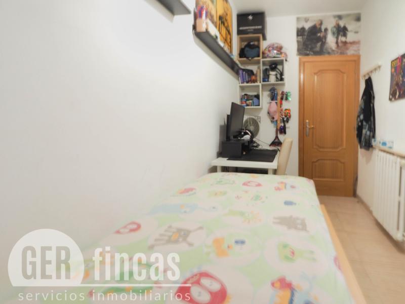Casa reformada en Ca n’Aurell con patio soleado y terraza · Dormitorio