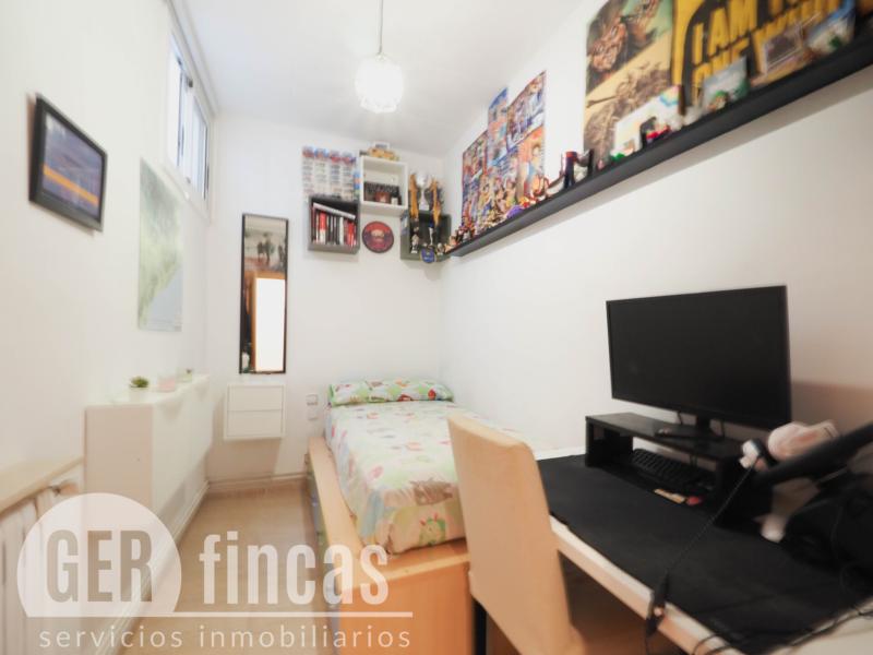 Casa reformada en Ca n’Aurell con patio soleado y terraza · Dormitorio