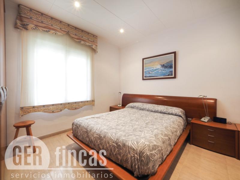 Casa reformada en Ca n’Aurell con patio soleado y terraza · Dormitorio