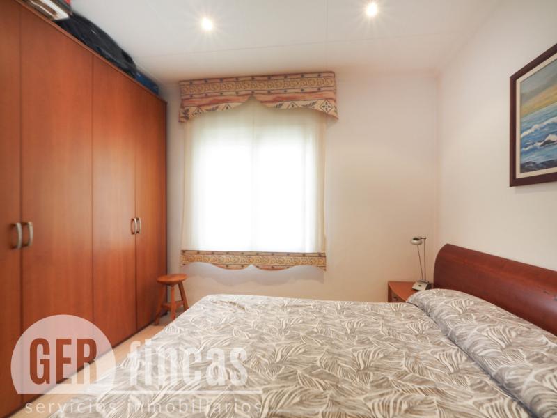 Casa reformada en Ca n’Aurell con patio soleado y terraza · Dormitorio