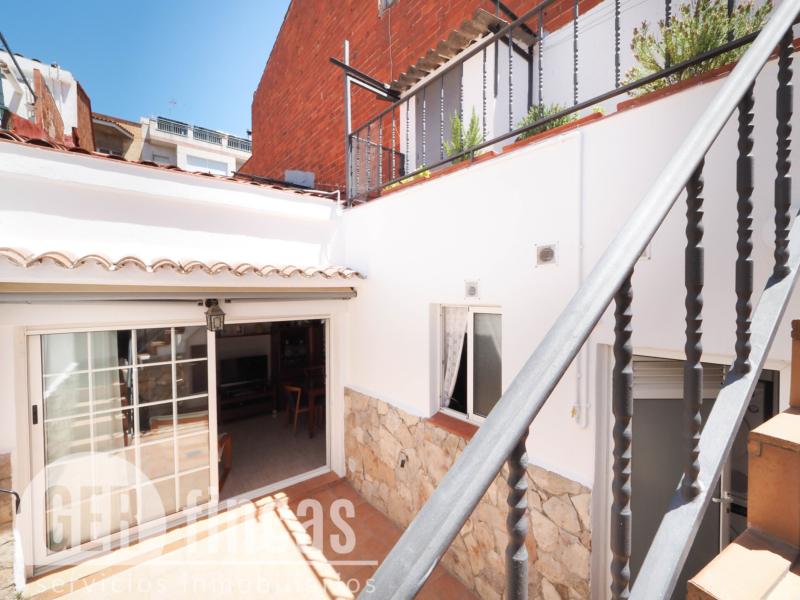 Casa reformada en Ca n’Aurell con patio soleado y terraza · Patio