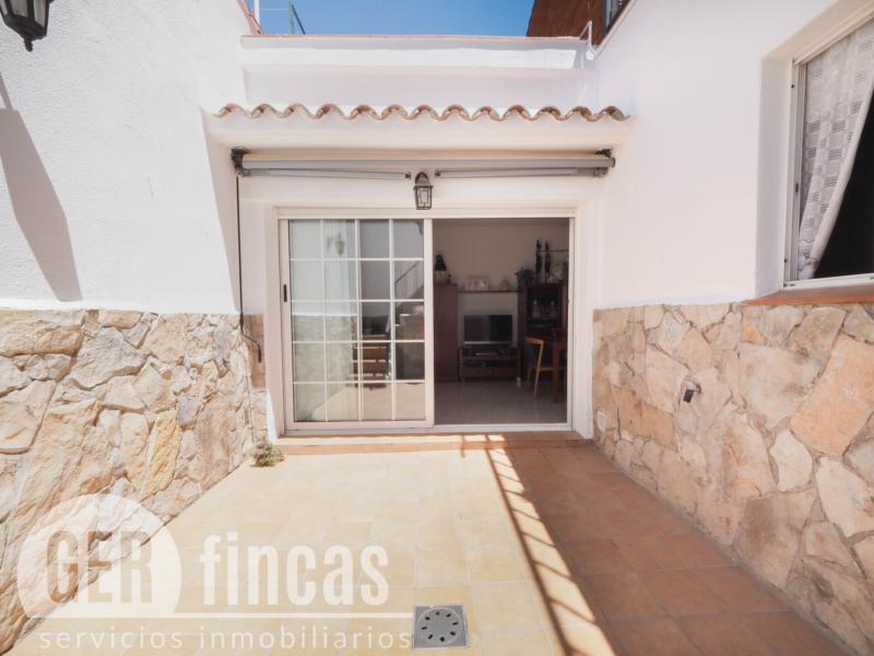 Casa reformada en Ca n’Aurell con patio soleado y terraza · Patio