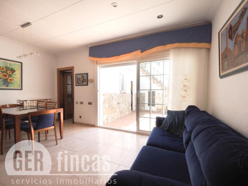 Casa reformada en Ca n’Aurell con patio soleado y terraza · Salón