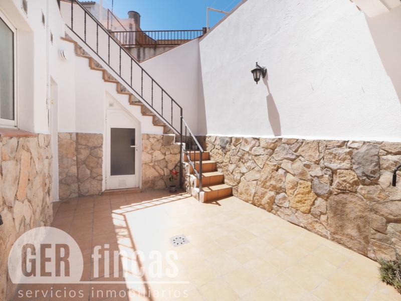 Casa reformada en Ca n’Aurell con patio soleado y terraza · Patio