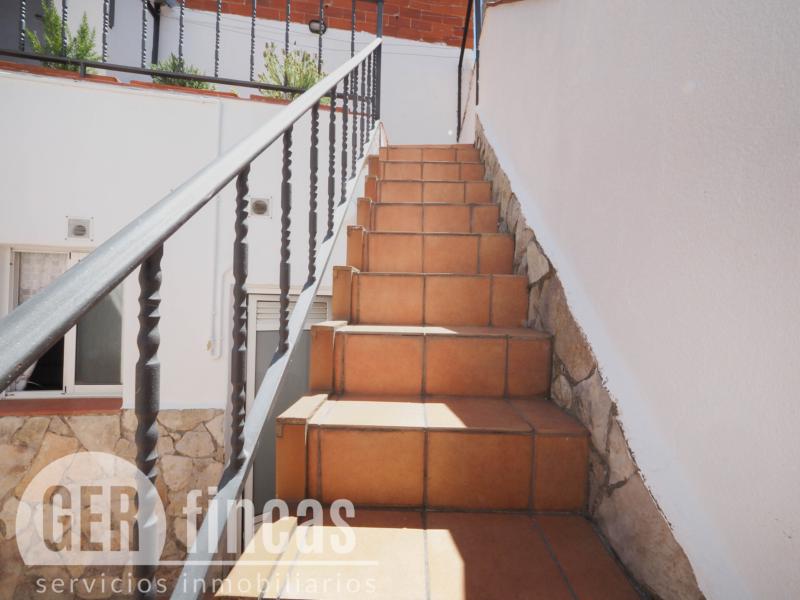 Casa reformada en Ca n’Aurell con patio soleado y terraza · Escalera