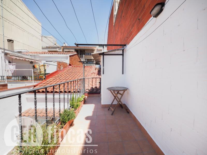 Casa reformada en Ca n’Aurell con patio soleado y terraza · Terraza