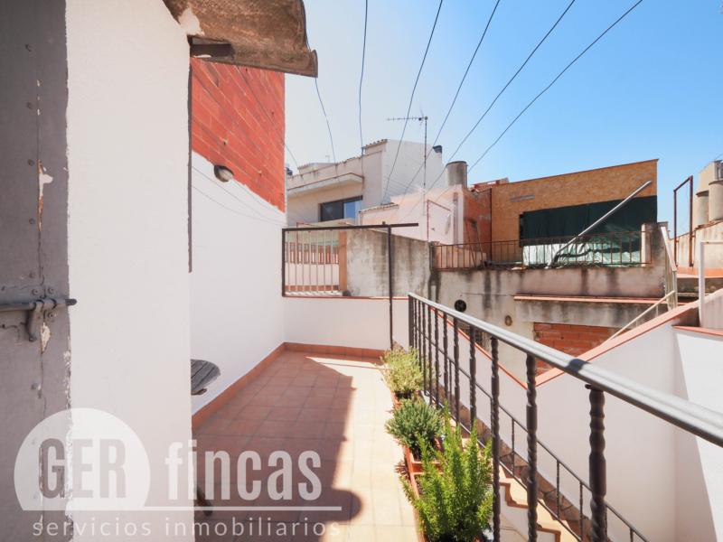 Casa reformada en Ca n’Aurell con patio soleado y terraza · Terraza