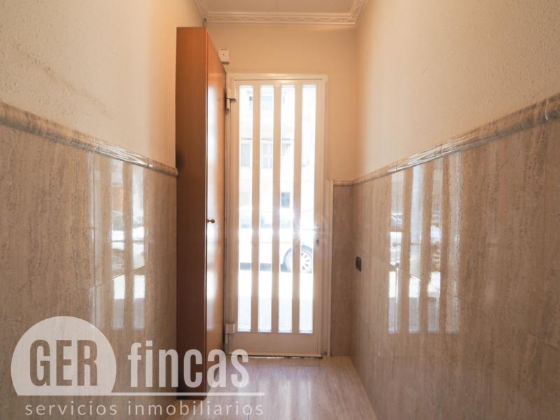 Casa reformada en Ca n’Aurell con patio soleado y terraza · Portería