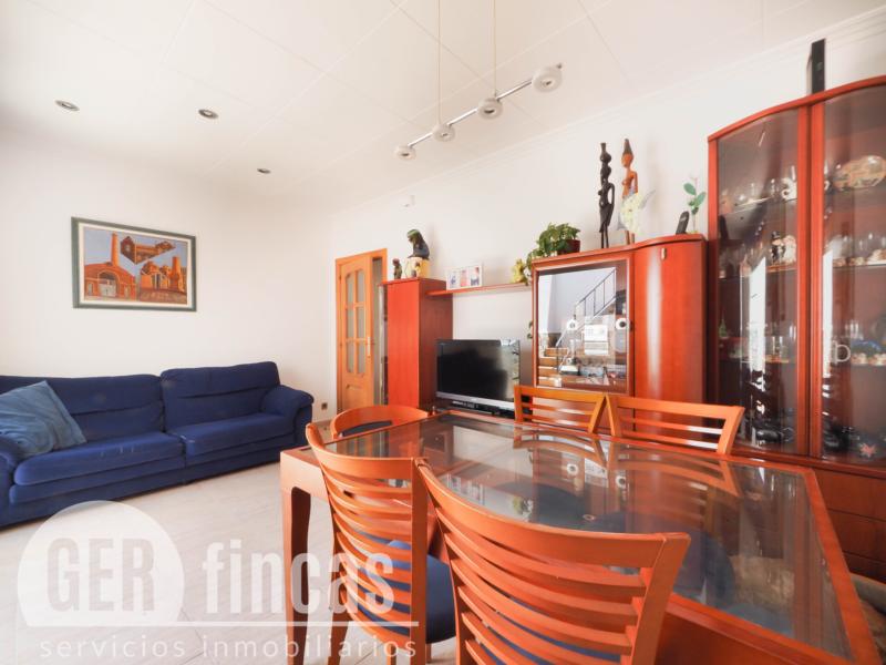 Casa reformada en Ca n’Aurell con patio soleado y terraza · Comedor