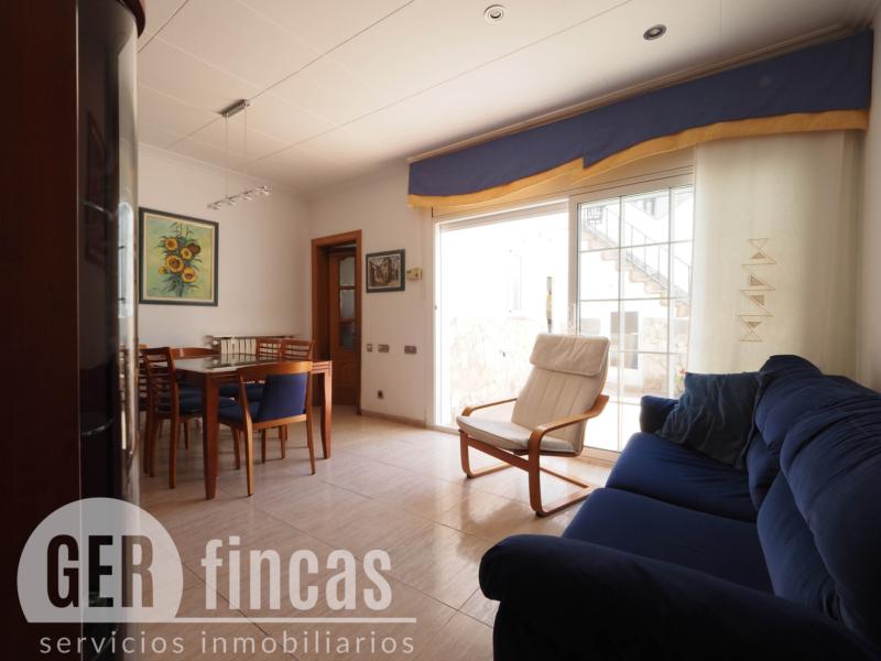 Casa reformada en Ca n’Aurell con patio soleado y terraza · Salón
