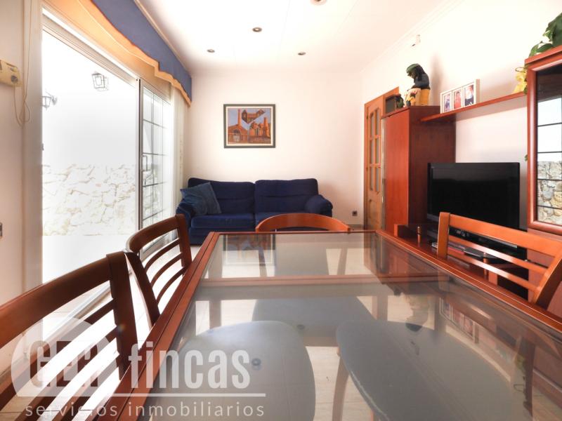 Casa reformada en Ca n’Aurell con patio soleado y terraza · Salón