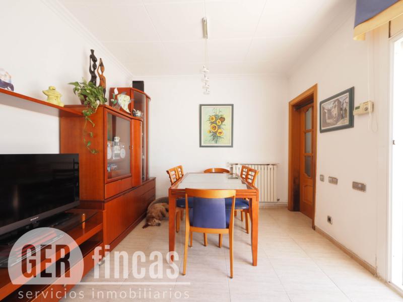 Casa reformada en Ca n’Aurell con patio soleado y terraza · Comedor