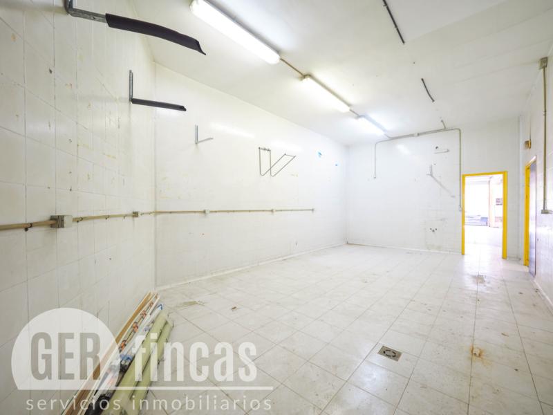 Local de 148 m² con amplia puerta motorizada en La Maurina · Zonas comunes