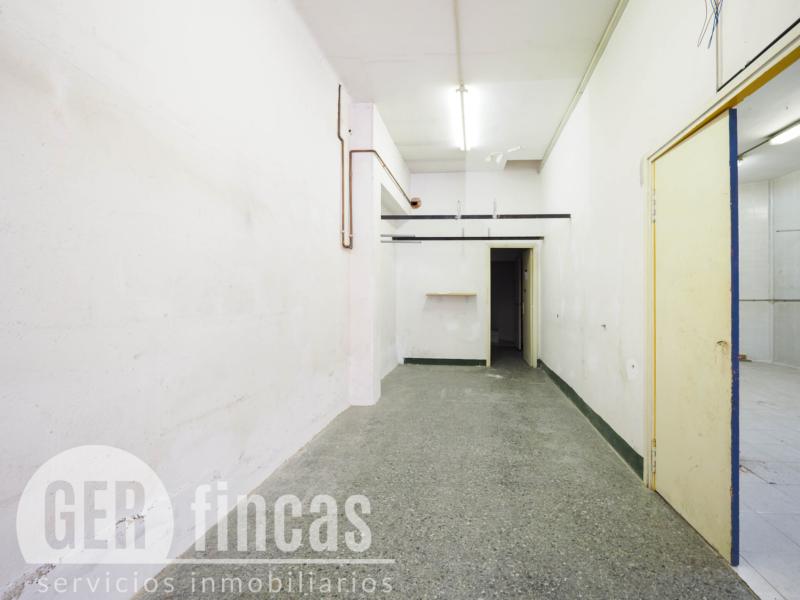 Local de 148 m² con amplia puerta motorizada en La Maurina · Pasillo