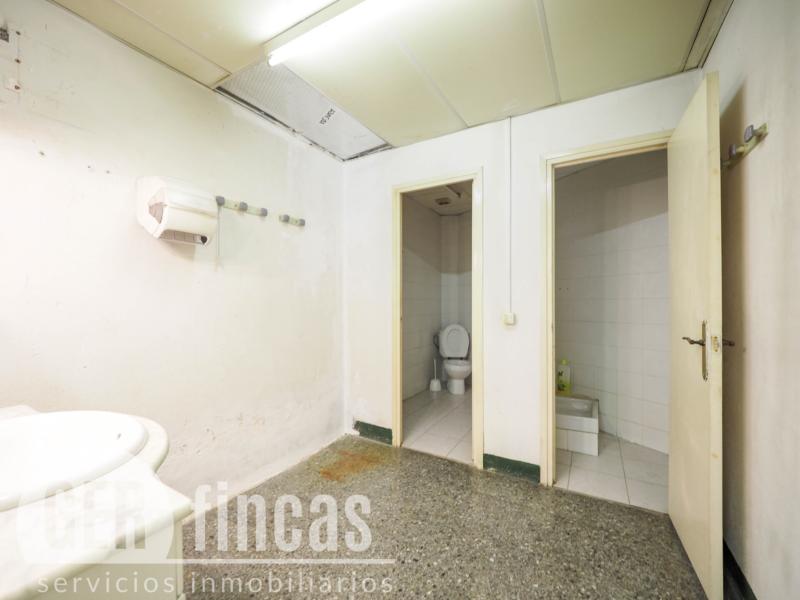 Local de 148 m² con amplia puerta motorizada en La Maurina · Baño