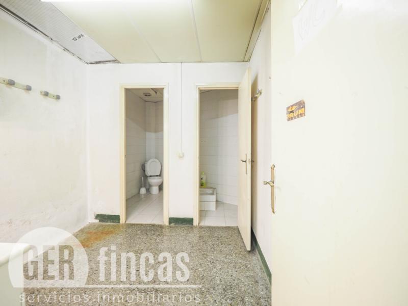 Local de 148 m² con amplia puerta motorizada en La Maurina · Baño