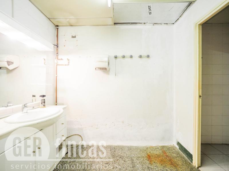 Local de 148 m² con amplia puerta motorizada en La Maurina · Baño
