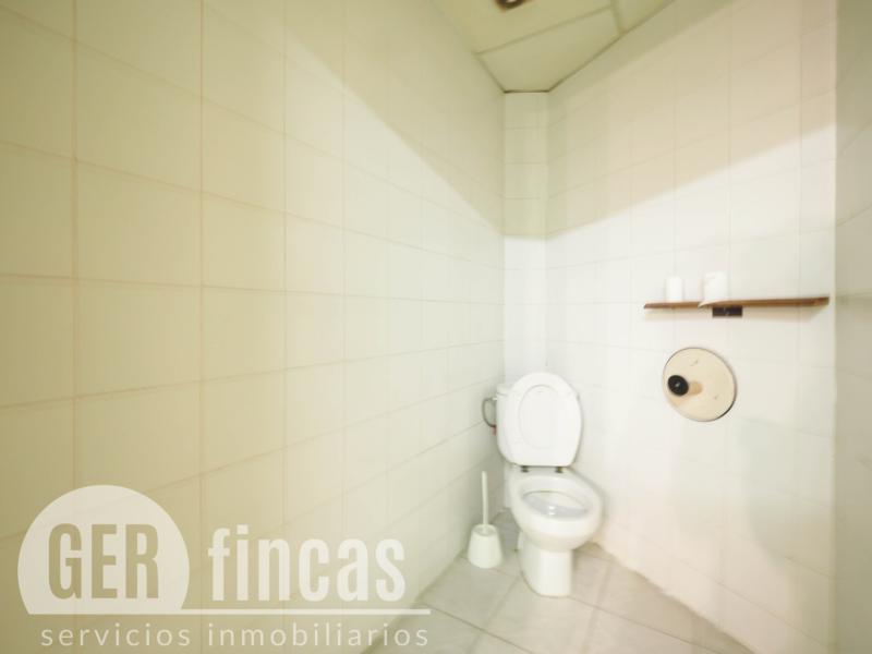 Local de 148 m² con amplia puerta motorizada en La Maurina · Baño