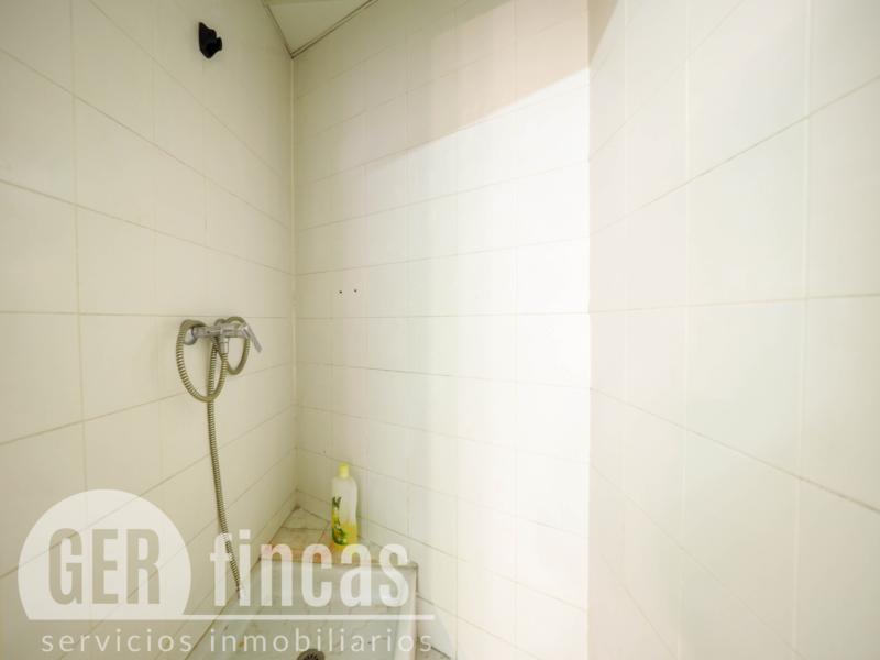 Local de 148 m² con amplia puerta motorizada en La Maurina · Baño