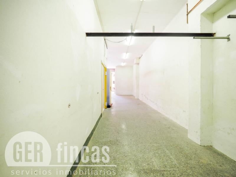 Local de 148 m² con amplia puerta motorizada en La Maurina · Pasillo
