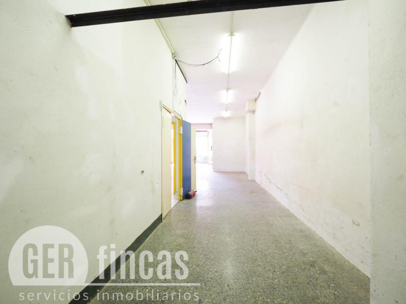 Local de 148 m² con amplia puerta motorizada en La Maurina · Pasillo