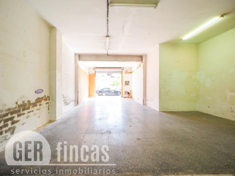 Local de 148 m² con amplia puerta motorizada en La Maurina · Garaje/Parking