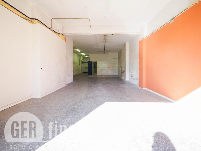 Local de 148 m² con amplia puerta motorizada en La Maurina · Zonas comunes