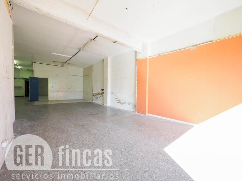 Local de 148 m² con amplia puerta motorizada en La Maurina · Zonas comunes