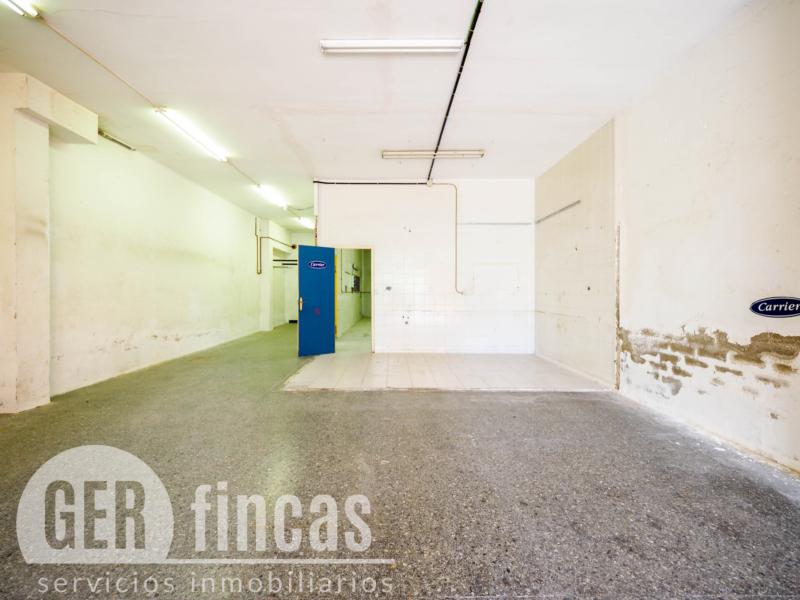 Local de 148 m² con amplia puerta motorizada en La Maurina · Zonas comunes